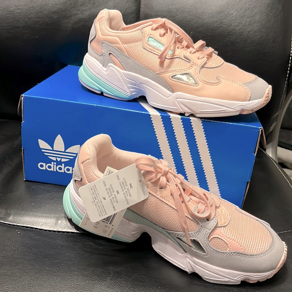 NWT ADIDAS WOMENS SNEAKERS- Size 7 👟👟